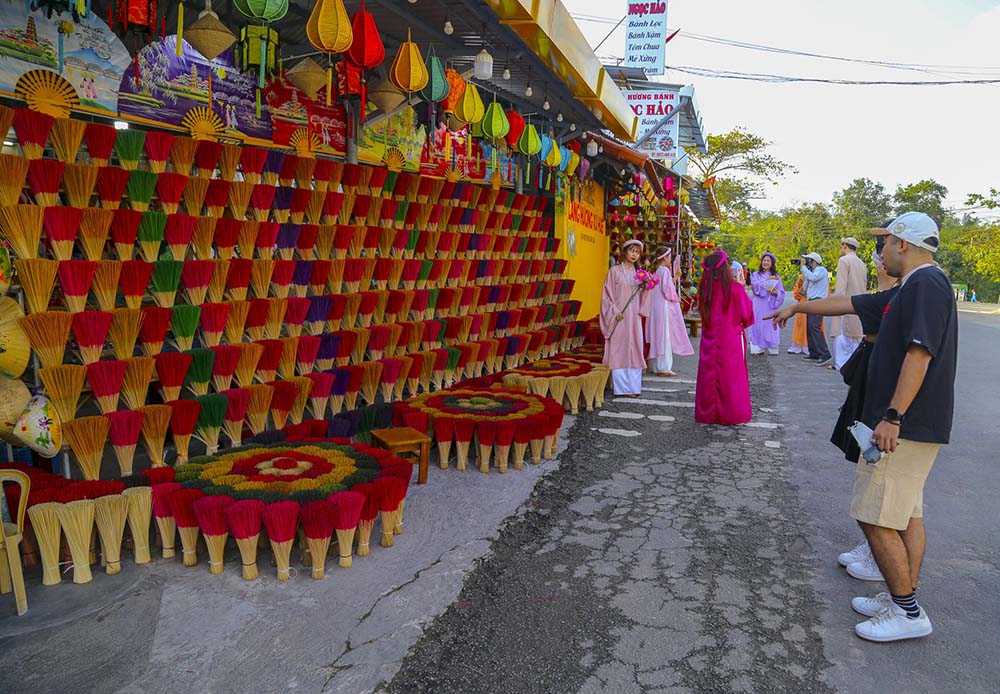 vietnam food and culture trip - incense village in hue